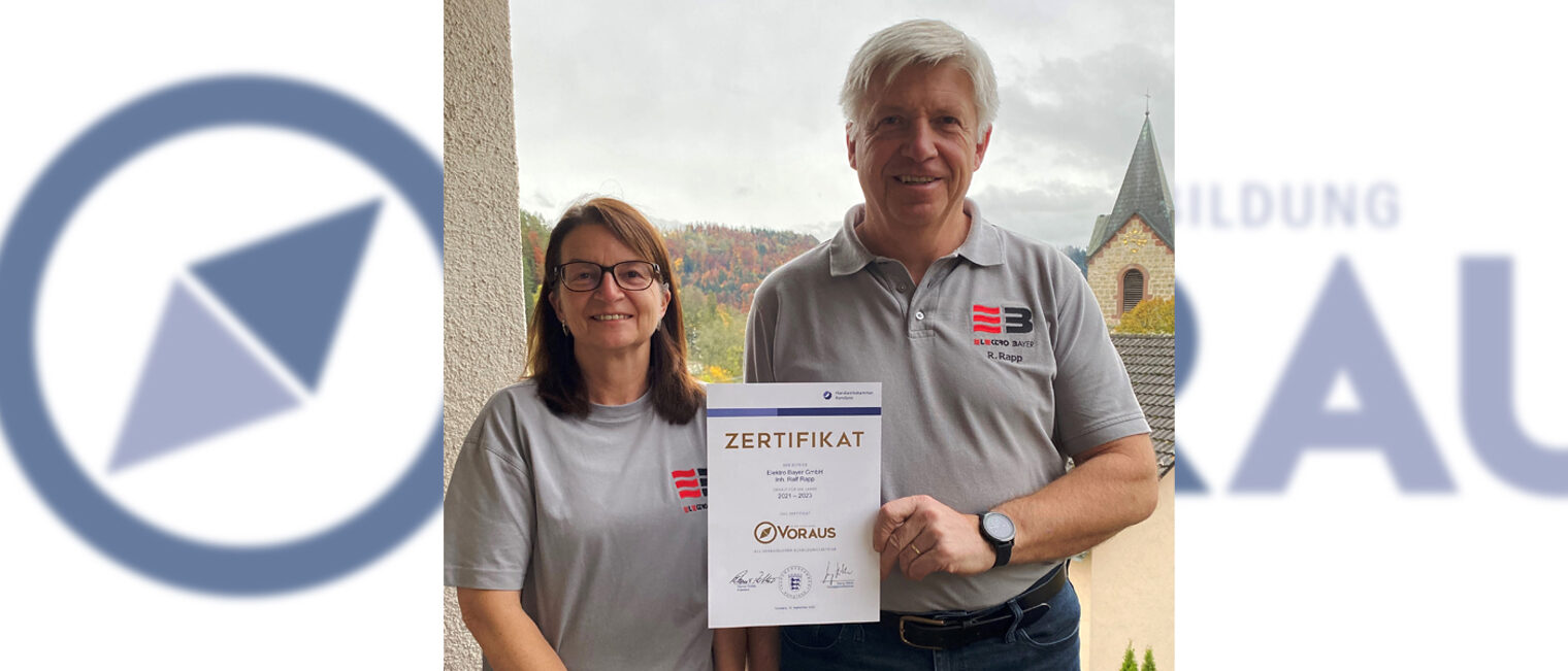 Ute und Ralf Rapp von der Elektro Bayer GmbH halten das Voraus-Zertifikat der Handwerkskammer Konstanz in der Hand.