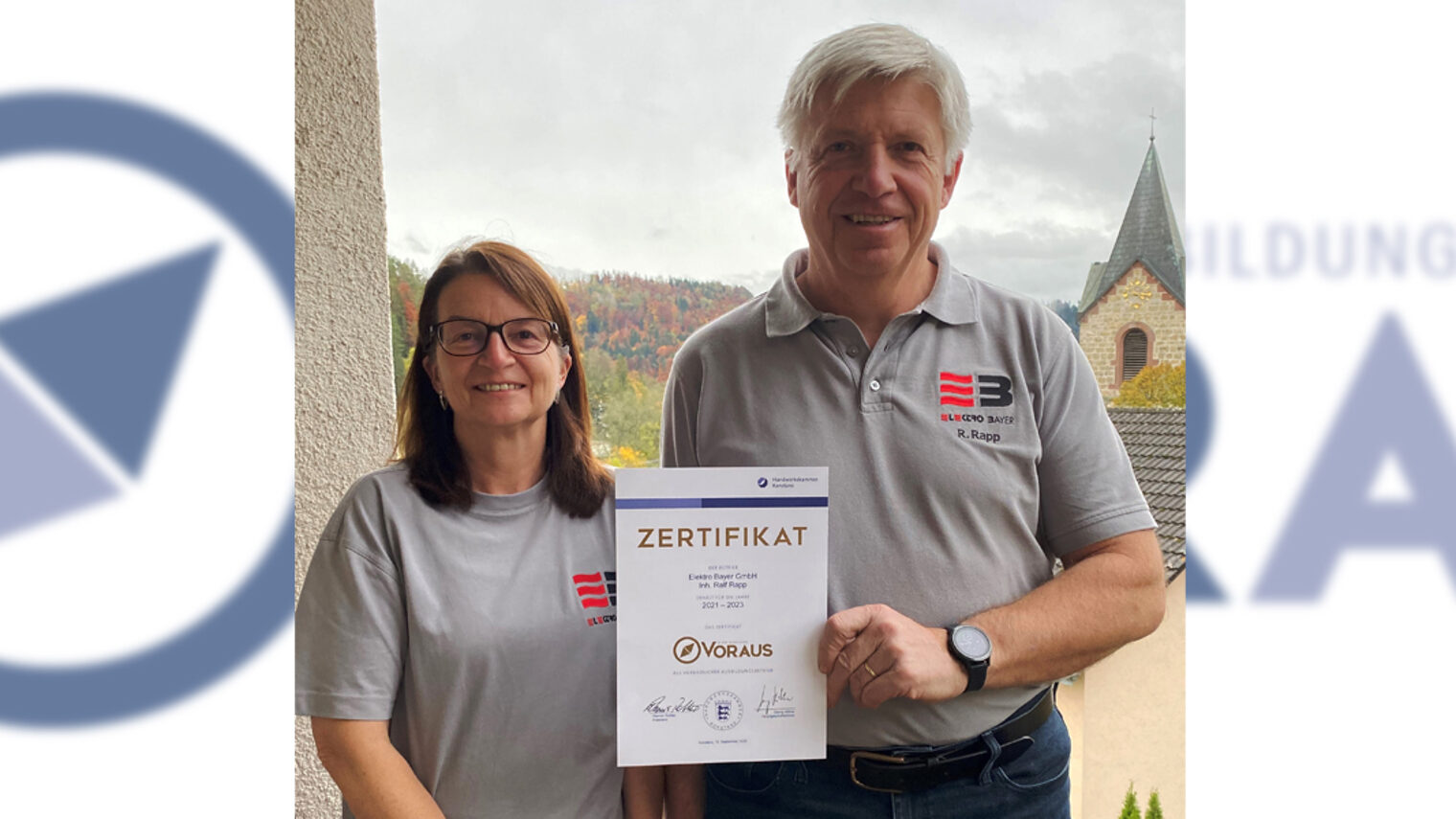 Ute und Ralf Rapp von der Elektro Bayer GmbH halten das Voraus-Zertifikat der Handwerkskammer Konstanz in der Hand.