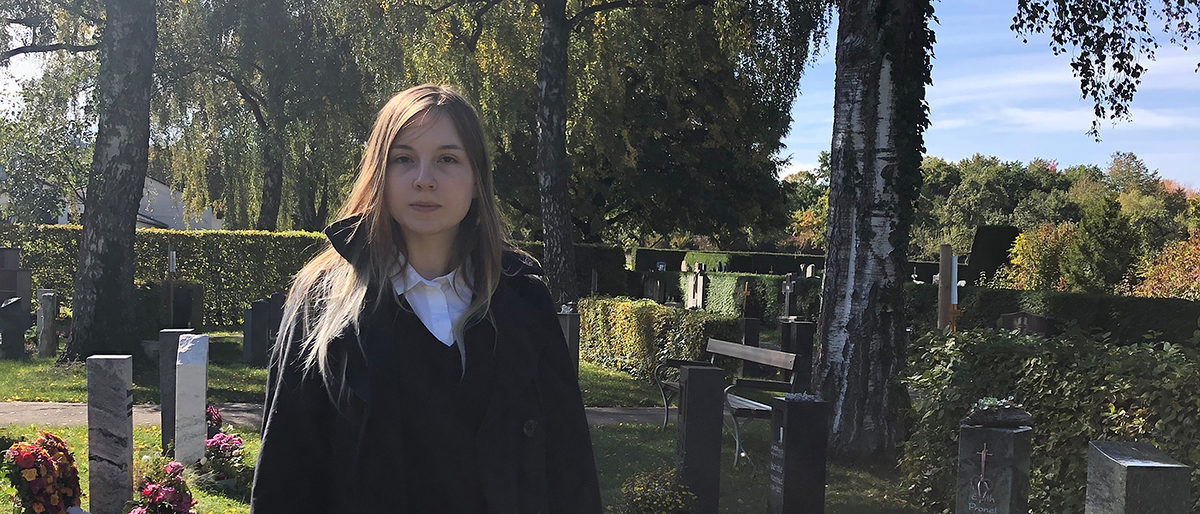 Isabella Greitmann will Bestatterin werden. Isabella Greitmann auf einem Friedhof.
