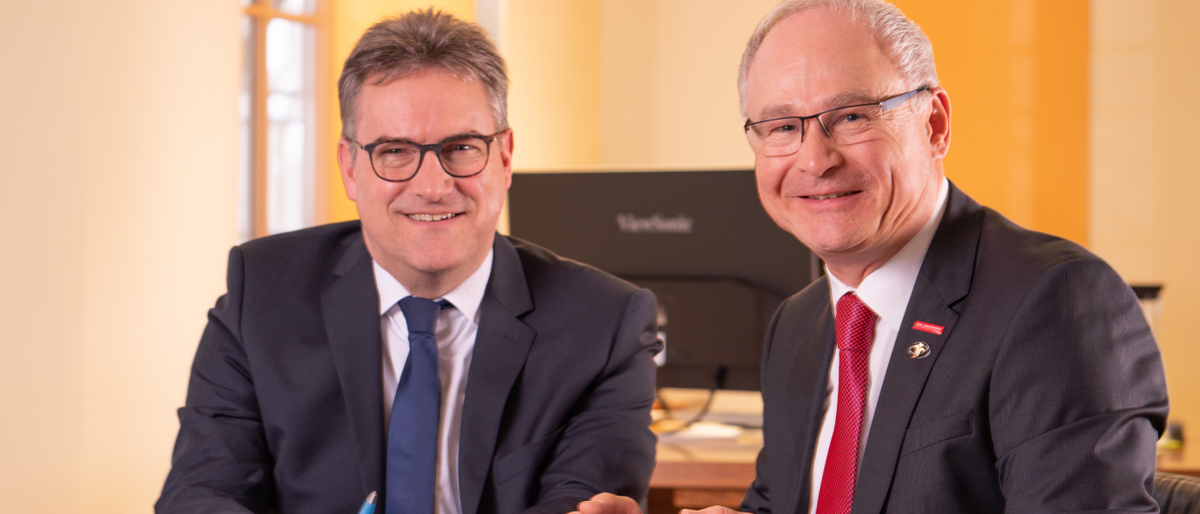 Präsident und HGF am Schreibtisch