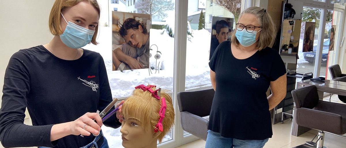 Der Salon Angelo in Villingendorf ist zwar für die Kundschaft geschlossen, für die Ausbildung aber weiter offen. Hier übt die Auszubildende Marie Reinhardt unter der Anleitung von Ausbilderin Nicole Sciammacca am Medium verschiedene Schnitte. Der Salon Angelo in Villingendorf ist zwar für die Kundschaft geschlossen, für die Ausbildung aber weiter offen. Hier übt die Auszubildende Marie Reinhardt unter der Anleitung von Ausbilderin Nicole Sciammacca am Medium verschiedene Schnitte.