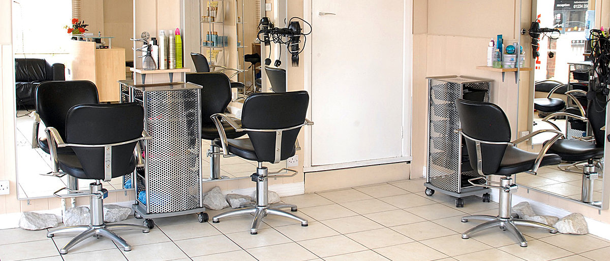 Die Handwerkskammer fordert eine klare Strategie zur Wiedereröffnung von Friseursalons und Kosmetikstudios. Leerer Friseursalon