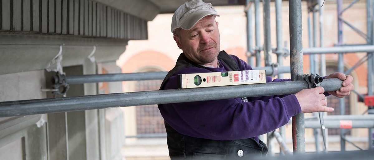 Noch ist zumindest im Baugewerbe alles im Lot. Doch hier wie in allen übrigen Gewerken sind die Erwartungen an die künftige konjunkturelle Entwicklung wenig optimistisch. Das Berufsbild des Geruestbauers. Schlagwort(e): Arbeit, Soziales, 9000000, labour, Lavoro, mano de obra, Social, Arbeitnehmer, 9016000, empleados, employee, Lavoratore, Personnel, Gerüstbauer, Geruestbauer, Handwerker, Handwerk