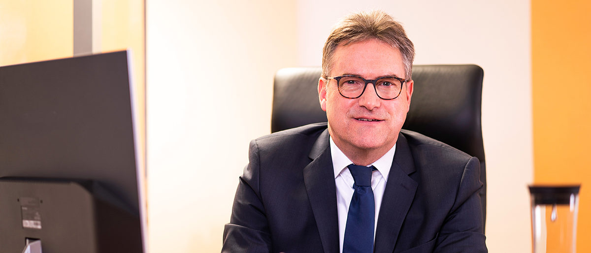 Georg Hiltner, Hauptgeschäftsführer der Handwerkskammer Konstanz Georg Hiltner, Hauptgeschäftsführer der Handwerkskammer Konstanz, am Schreibtisch.