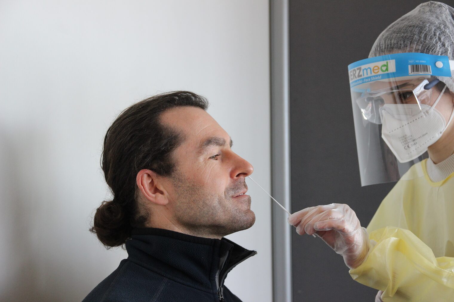 Sebastian Weigand lässt sich auf eine Corona-Infektion testen