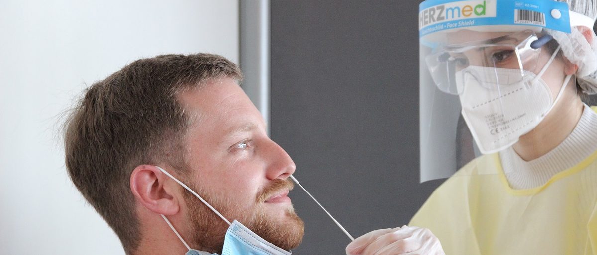 Mit gutem Beispiel vorangegangen: Dozent Simon Bleyer lässt sich an der Bildungsakademie Singen gleich zum Start der Test-Aktion Ende März von einer Mitarbeiterin der Apotheke Sauter auf eine Corona-Infektion testen. Das Ergebnis ist negativ, die Resonanz bei allen Beteiligten aber durchweg positiv. Mit gutem Beispiel vorangegangen: Dozent Simon Bleyer lässt sich an der Bildungsakademie Singen gleich zum Start der Test-Aktion Ende März von einer Mitarbeiterin der Apotheke Sauter auf eine Corona-Infektion testen. Das Ergebnis ist negativ, die Resonanz bei allen Beteiligten aber durchweg positiv.