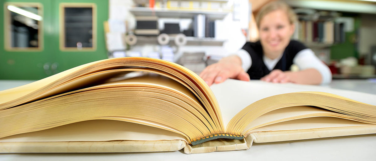 ABC der Ausbildung Nahaufnahme Buch, Hintergrund verschwommen Frau