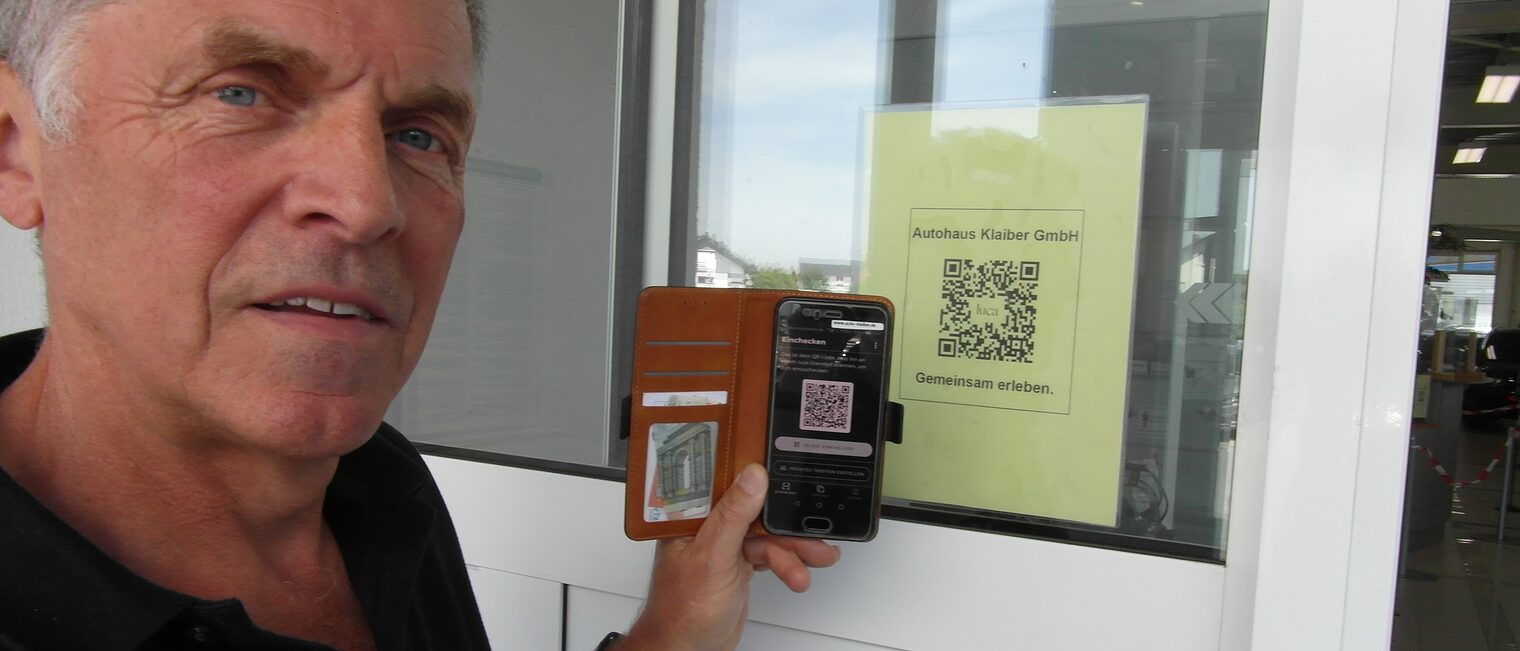 Bernd Klaiber setzt die Luca App ein. Bernd Klaiber mit Luca App und QR-Code
