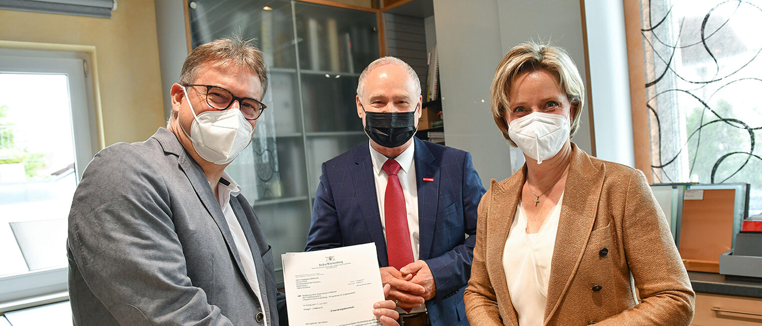 Dr. Nicole Hoffmeister-Kraut mit Kammerpräsident Werner Rottler (Mitte) und Hauptgeschäftsführer Georg Hiltner