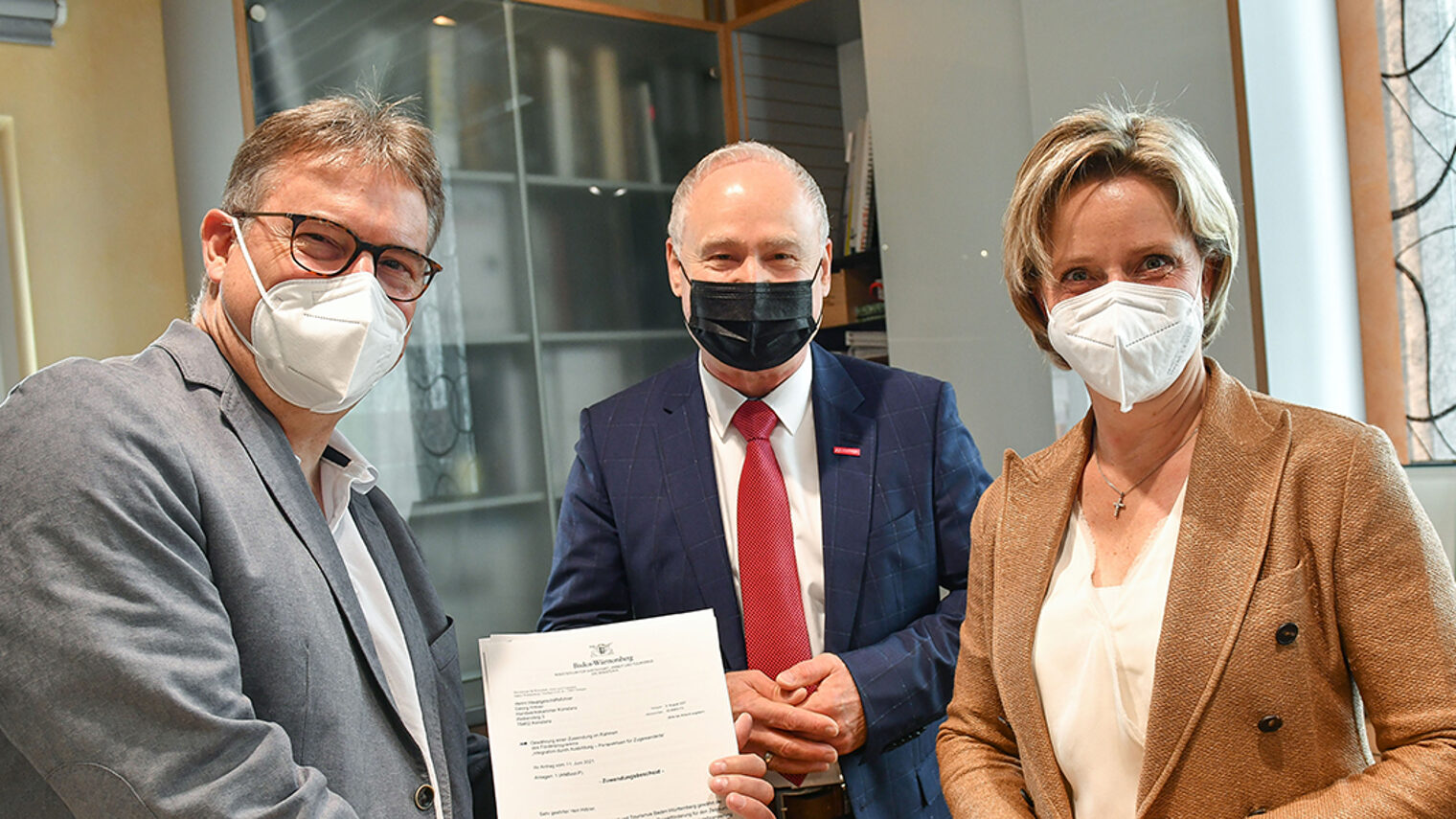 Dr. Nicole Hoffmeister-Kraut mit Kammerpräsident Werner Rottler (Mitte) und Hauptgeschäftsführer Georg Hiltner