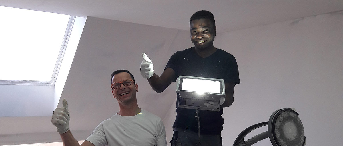 Malergeselle Mike Sado (rechts) mit Ausbilder und Chef Joachim Würstl Malergeselle Mike Sado (rechts) mit Ausbilder und Chef Joachim Würstl