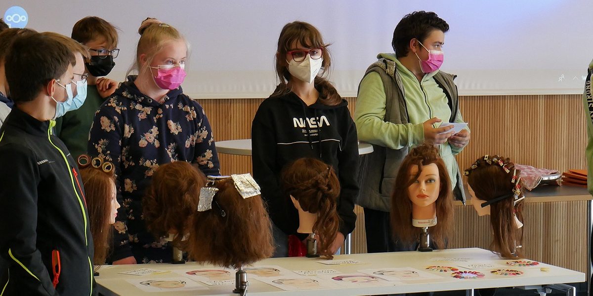 In Gruppen stellten die Achtklässler zum Abschluss verschiedene Projekte aus der Berufsorientierung vor, so beispielsweise Frisuren, Haarschnitte und Färben aus dem Bereich Friseur.