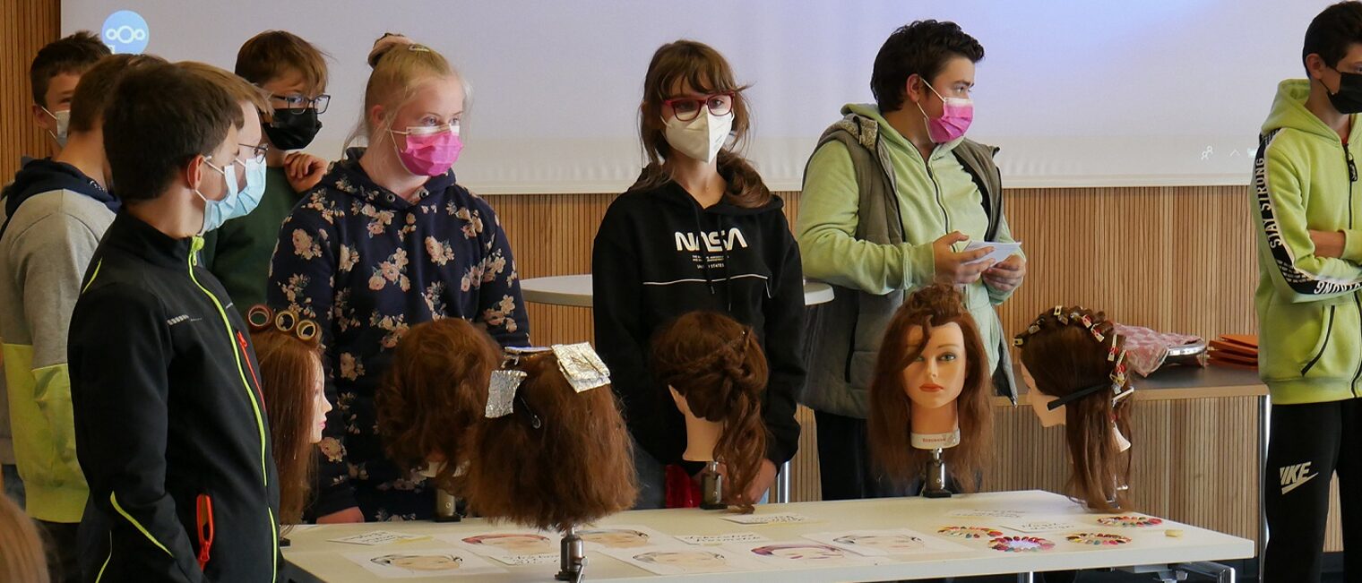 In Gruppen stellten die Achtklässler zum Abschluss verschiedene Projekte aus der Berufsorientierung vor, so beispielsweise Frisuren, Haarschnitte und Färben aus dem Bereich Friseur.