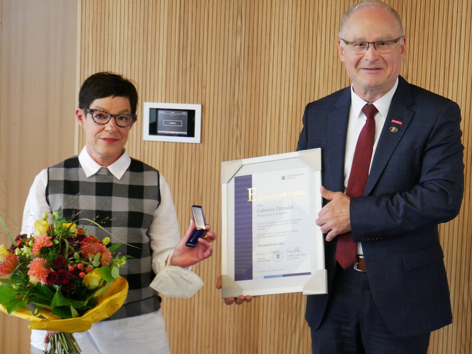Gabriele Dressler mit Blumen und Werner Rottler mit Urkunde