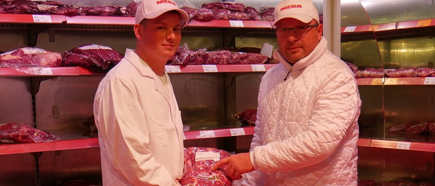 MEGA-Ausbilder Joachim Merkt (re.) mit seinem ehemaligen Azubi Dennis Renz. Ausbilder und ehemaliger Azubi zwischen Regalen voller Fleisch