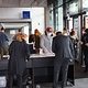 mehrere Menschen im Eingangsbereich