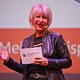Frau hält Rede auf der Bühne