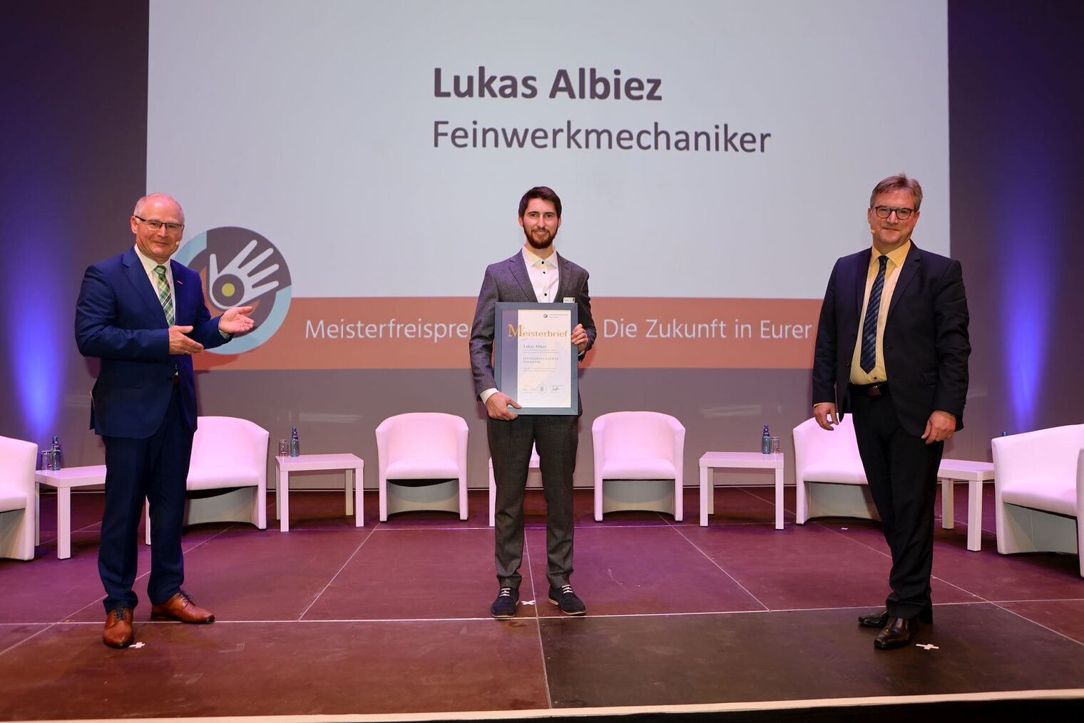 drei Männer auf der Bühne