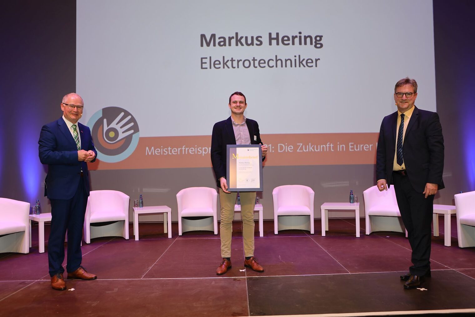 drei Männer auf der Bühne