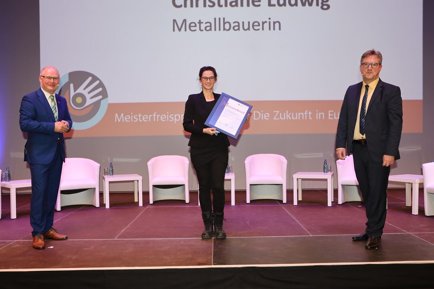 drei Personen auf der Bühne