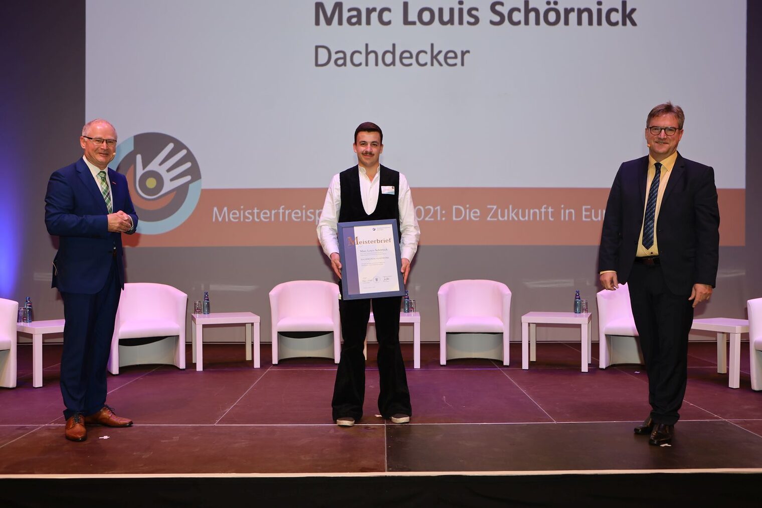 drei Männer auf der Bühne