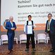 drei Männer auf der Bühne