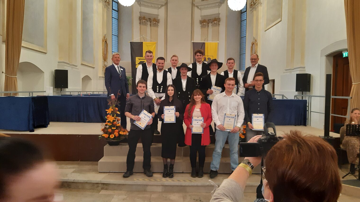 Gruppenbild auf Bühne