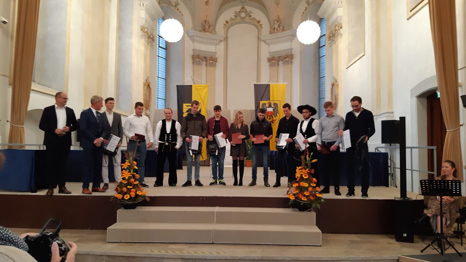 Gruppenbild auf Bühne