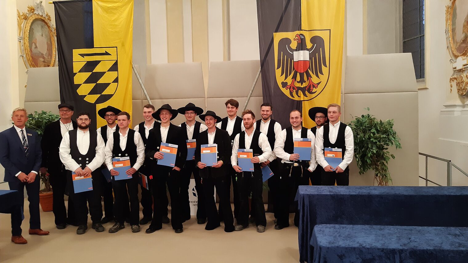 Gruppenbild vor Bannern