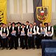 Gruppenbild vor Bannern