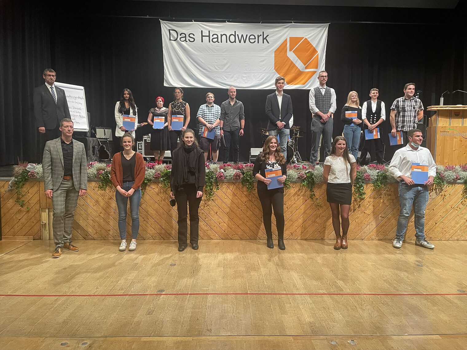 Gruppenbild auf und vor der Bühne