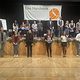 Gruppenbild auf und vor der Bühne