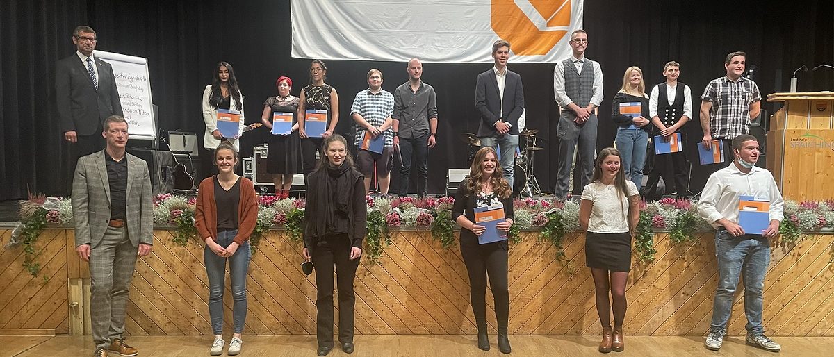 Bei der Freisprechungsfeier in Tuttlingen haben die neuen Gesellinnen und Gesellen ihre Gesellenbriefe erhalten. Bei der Freisprechungsfeier in Tuttlingen haben die neuen Gesellinnen und Gesellen ihre Gesellenbriefe erhalten.