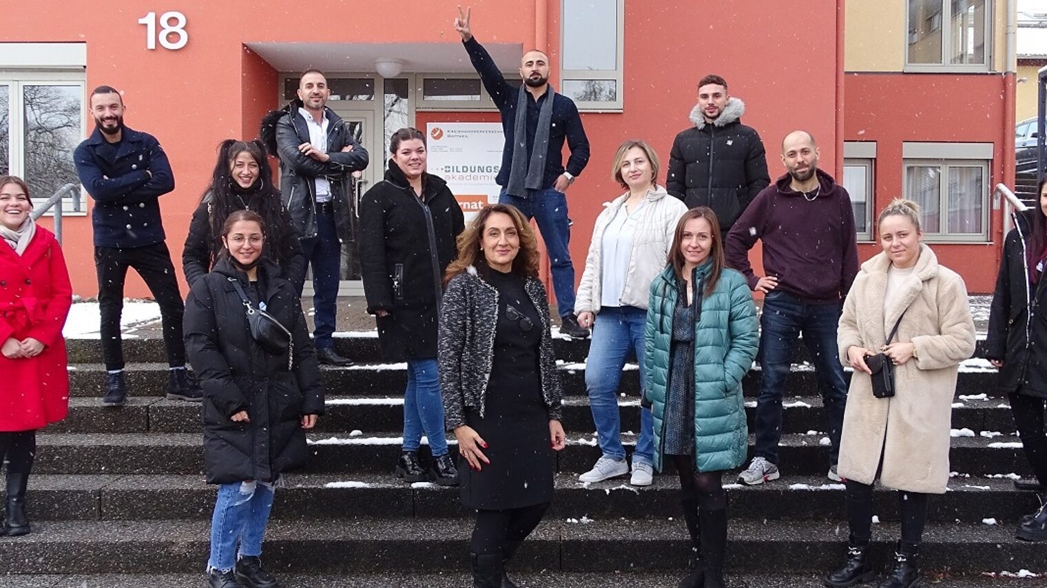 viele Menschen stehen auf Treppe