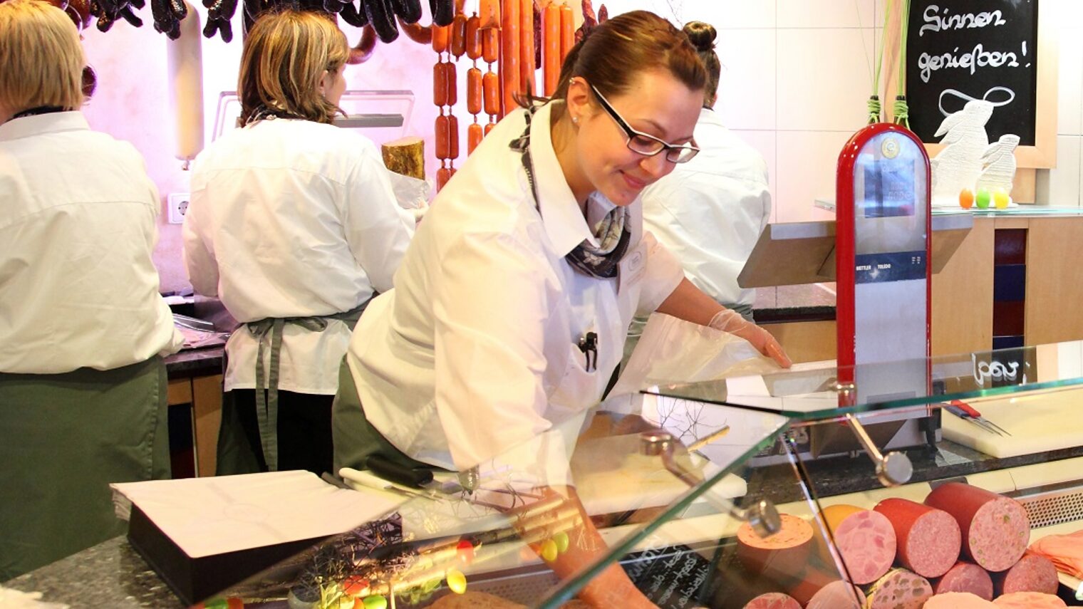 Frauen arbeiten in Metzgerei