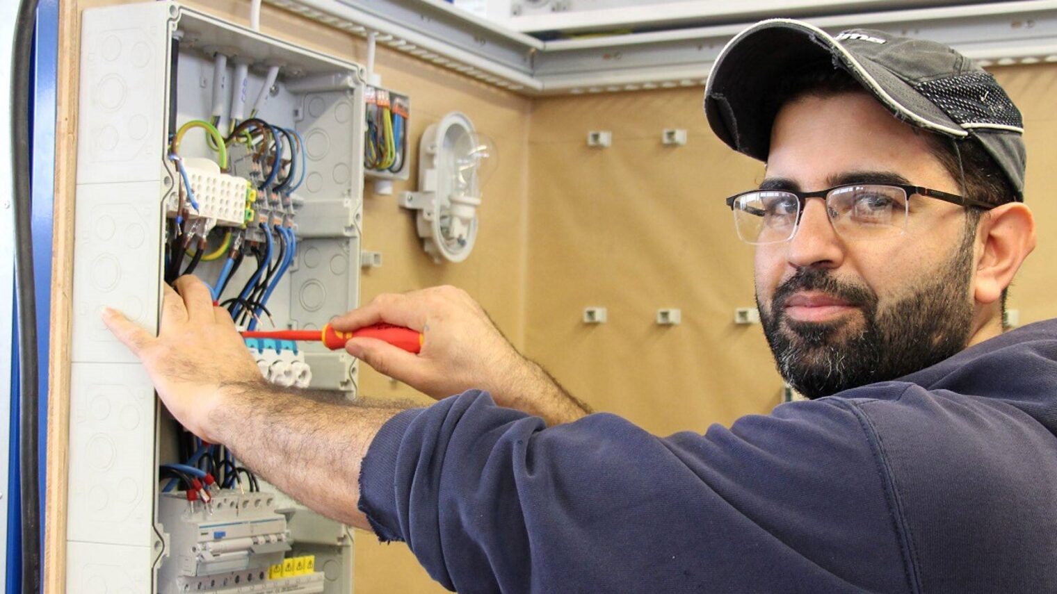 Elektriker bei der Arbeit
