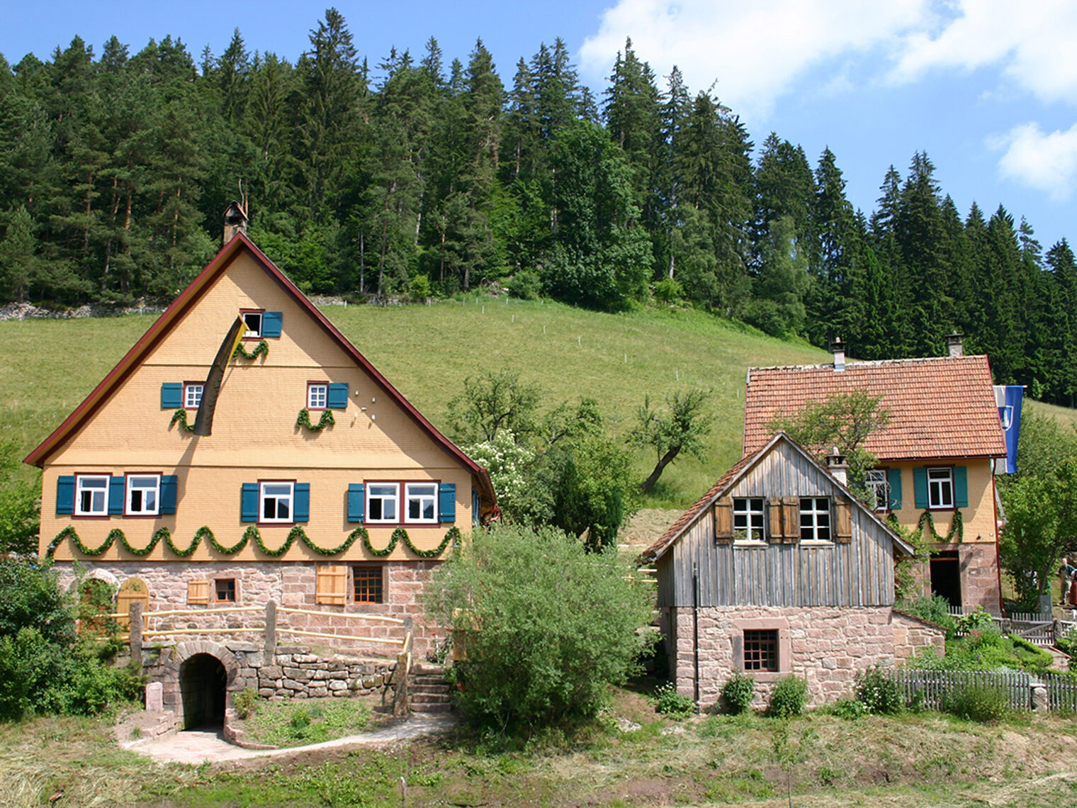 Außenansicht des Morlokhofs nach der Sanierung durch die Holzmanufaktur.