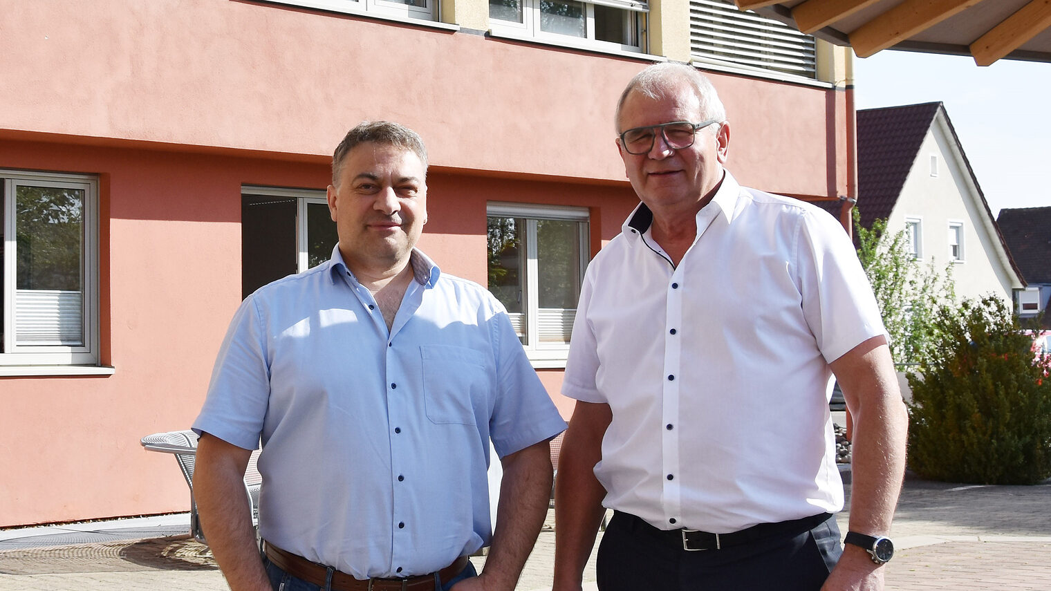 Filippo Campagna (links) und Heiner Maute vor der Bildungsakademie Rottweil im Sonnenschein.