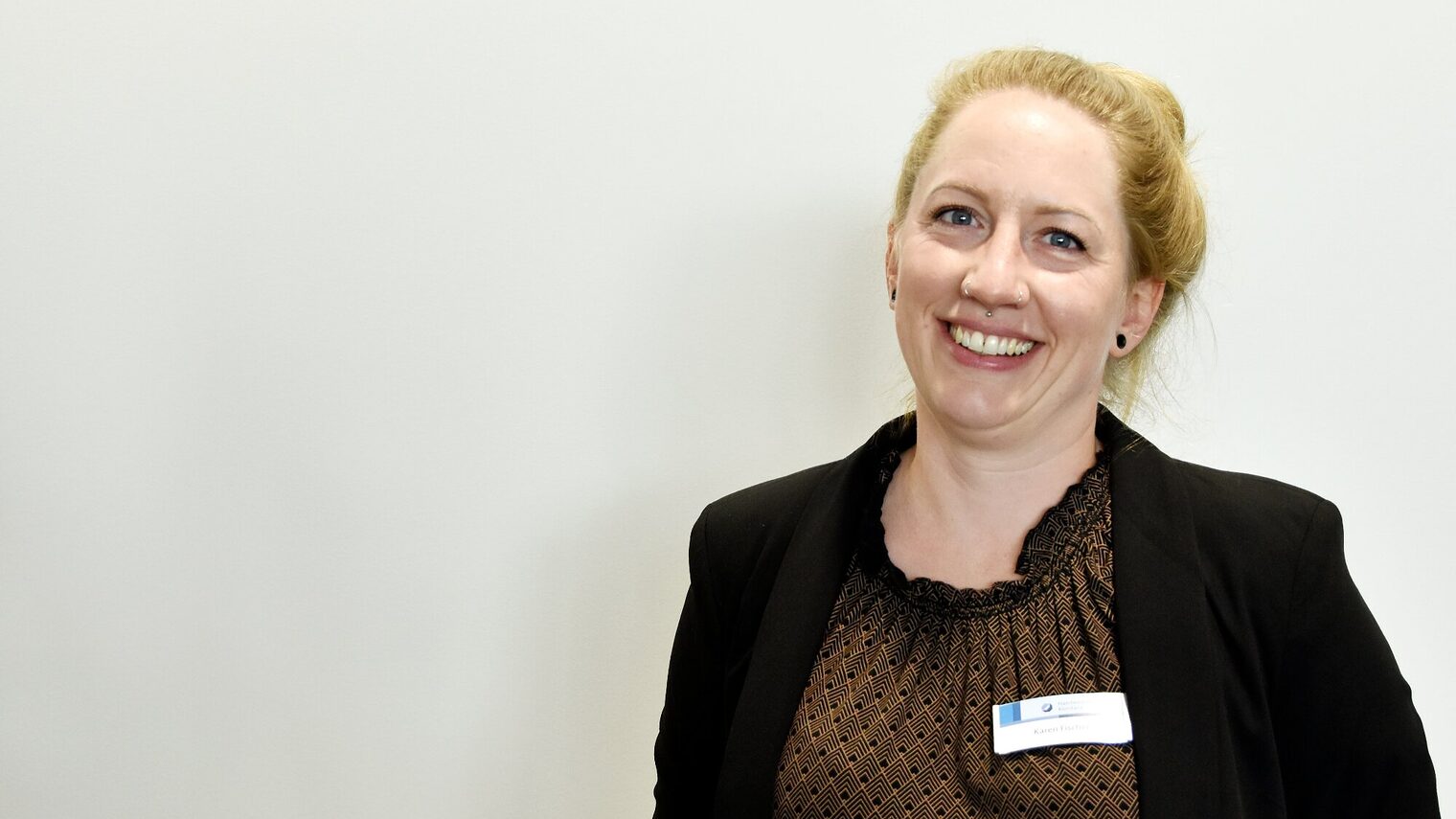 Ausbildungsbotschafterin Karen Fischer lächelt in die Kamera