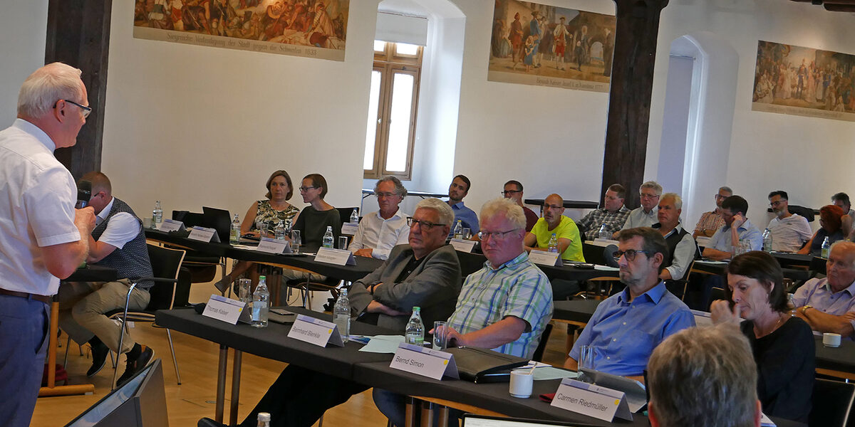 Mitglieder der Vollversammlung der Handwerkskammer Konstanz sitzen mit Namensschildern an Tischen im Konstanzer Konzil.