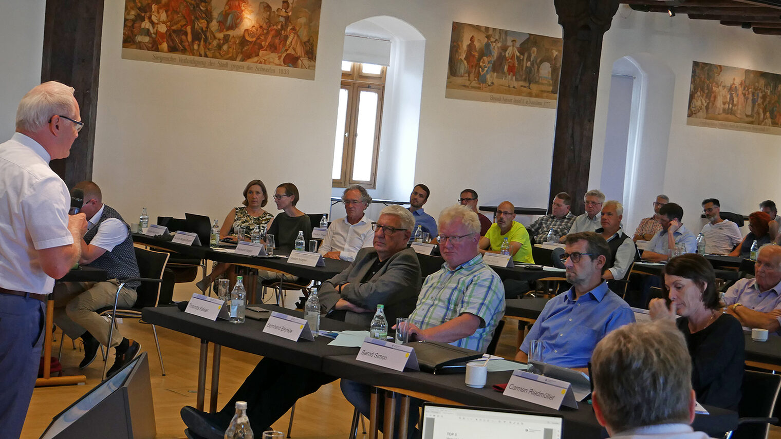 Mitglieder der Vollversammlung der Handwerkskammer Konstanz sitzen mit Namensschildern an Tischen im Konstanzer Konzil.