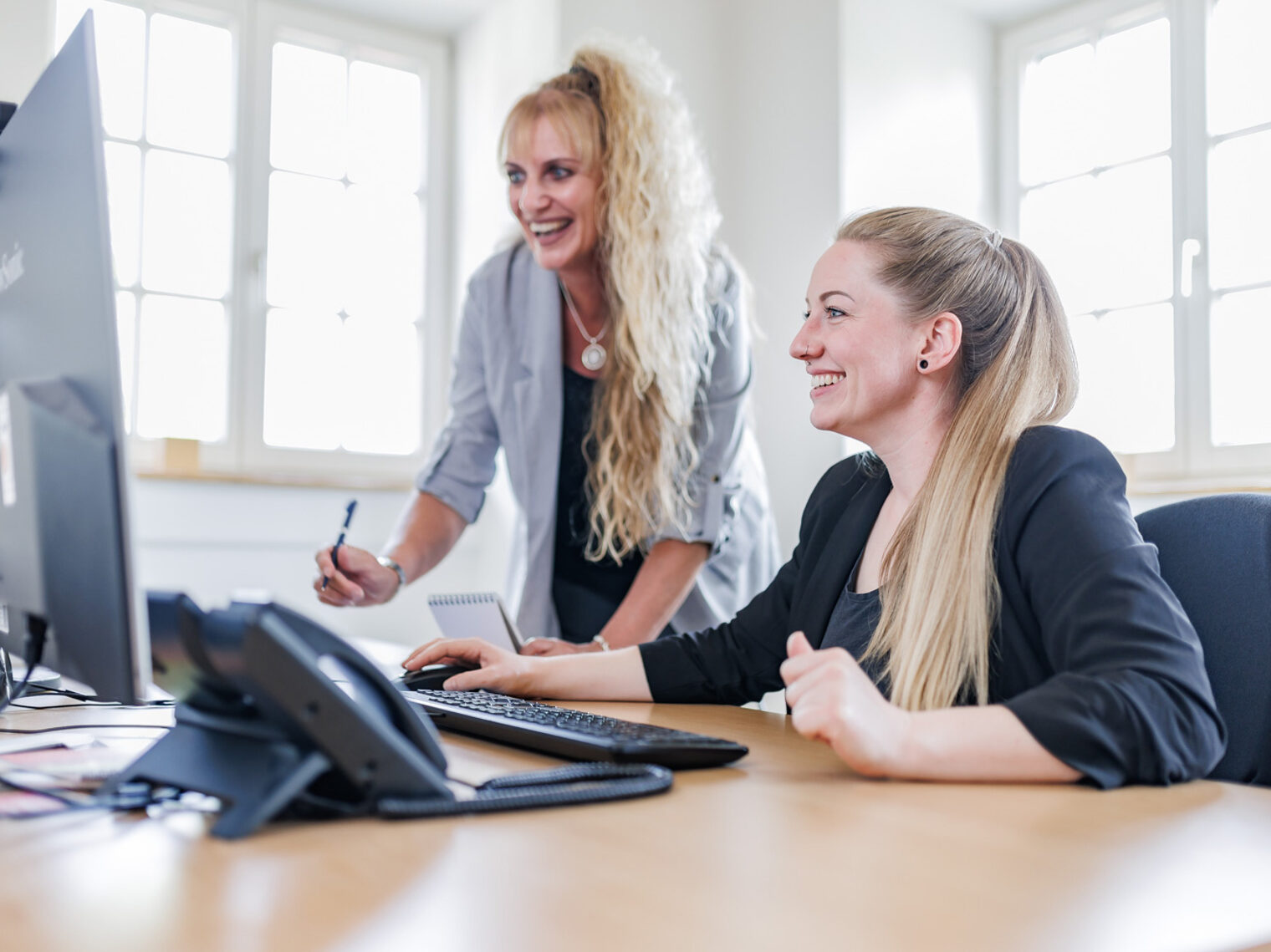 Die Koordinatorinnen für Ausbildungsbotschafter bei der Handwerkskammer Konstanz, Gabriele Wolfen und Karen Fischer, am Schreibtisch vor einem Computerbildschirm.