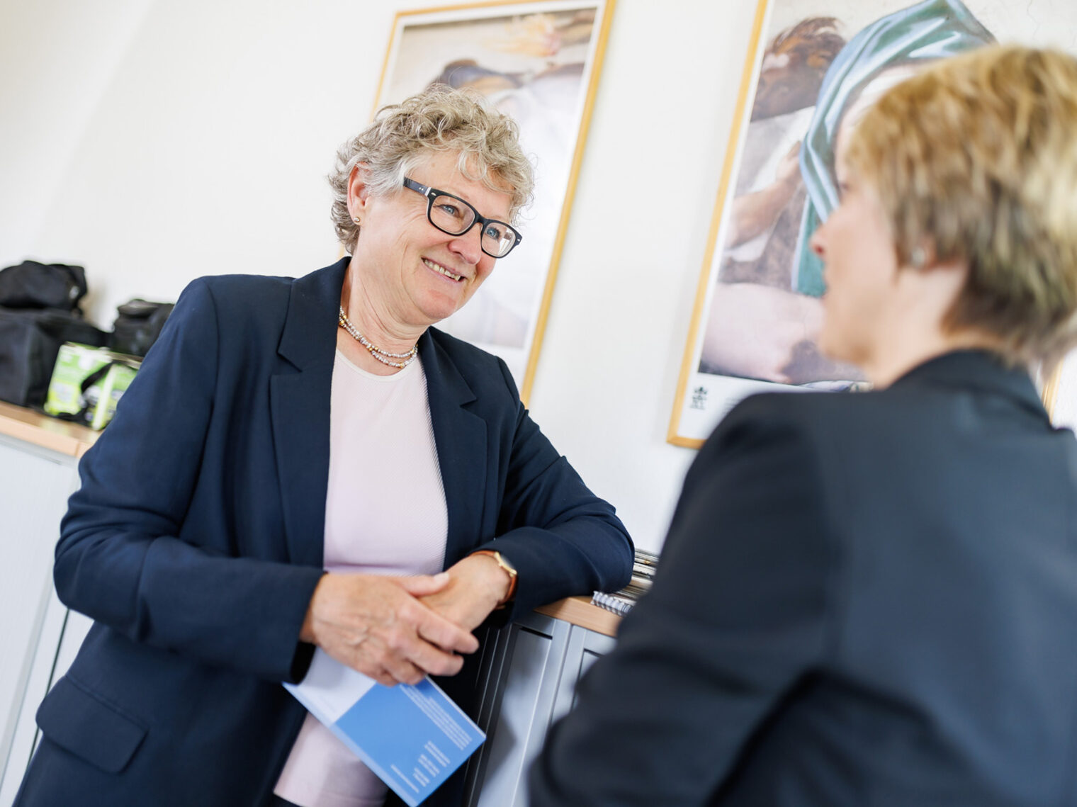 Die Nachwuchswerberinnen der Handwerkskammer Konstanz Marina Bergmann und Maria Grundler im Gespräch.