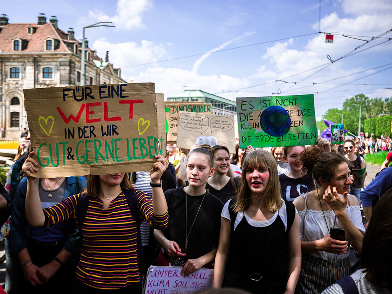 Fridays for Future Demonstration mit jungen Frauen, Plakaten und Bannern.