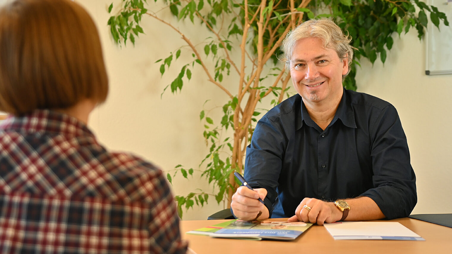 Der betriebswirtschaftliche Berater Thomas Rieger im Beratungsgespräch.
