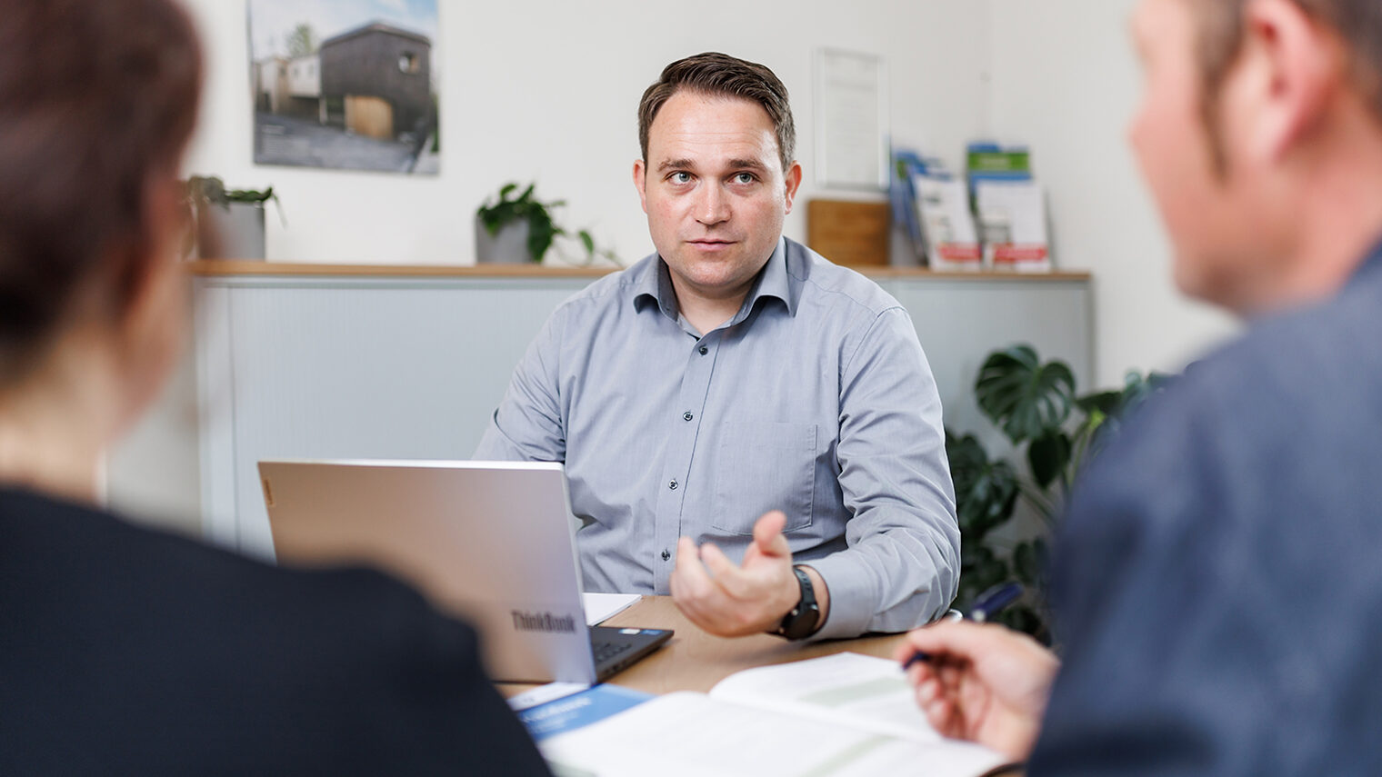 Der Leiter des Unternehmensservice der Handwerkskammer Konstanz, Dennis Schäuble, im Beratungsgespräch.