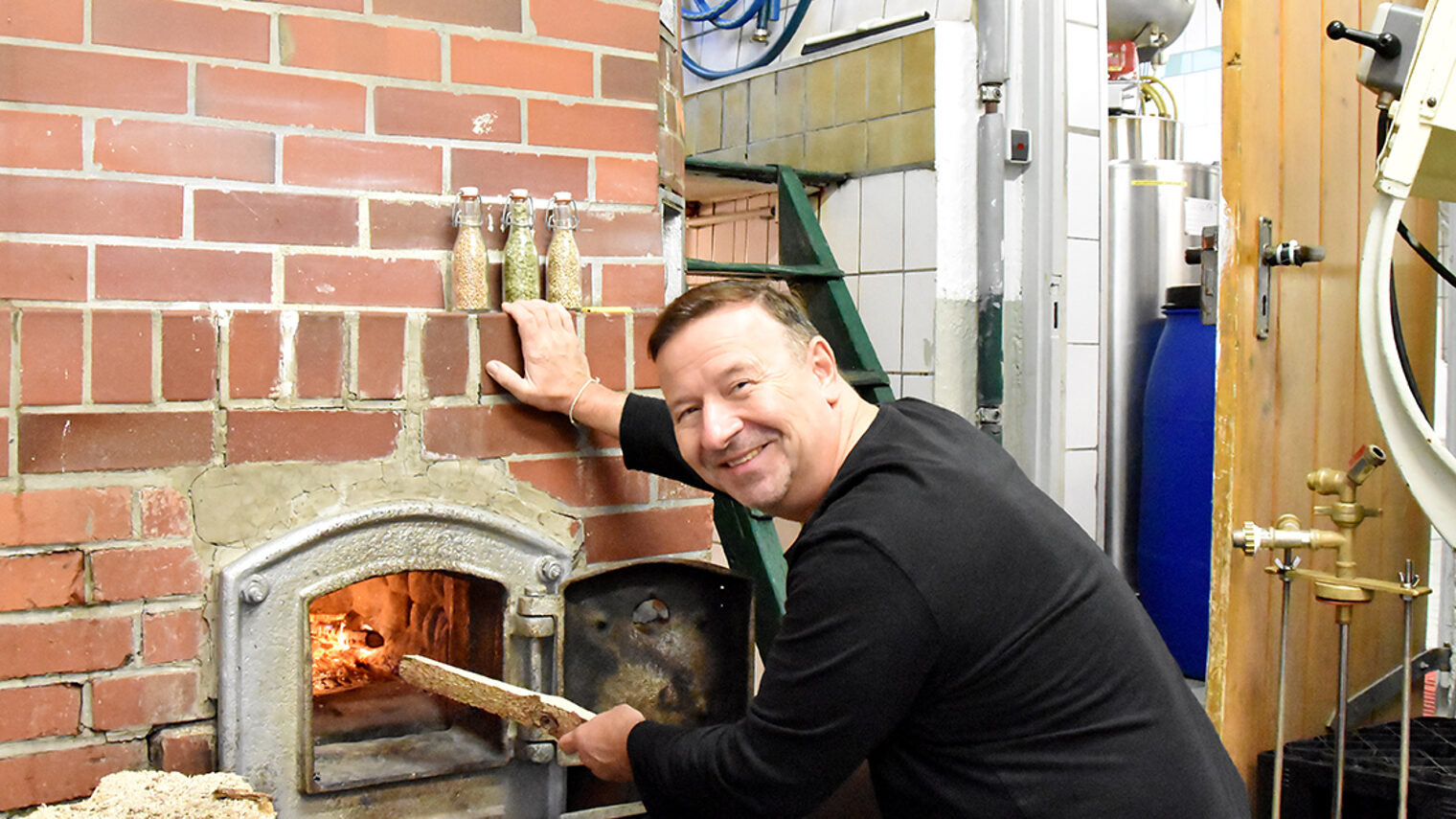 Brauermeister Rolf Schittenhelm befeuert den Heizkessel in seiner Brauerei in Flözlingen.