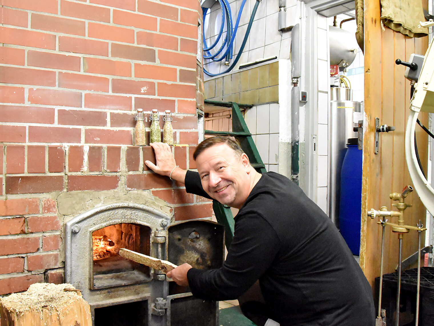 Brauermeister Rolf Schittenhelm befeuert den Heizkessel in seiner Brauerei in Flözlingen.