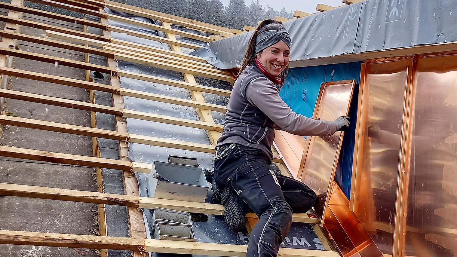 Dachdeckerin Jana Siedle im Winter auf einem Dach.