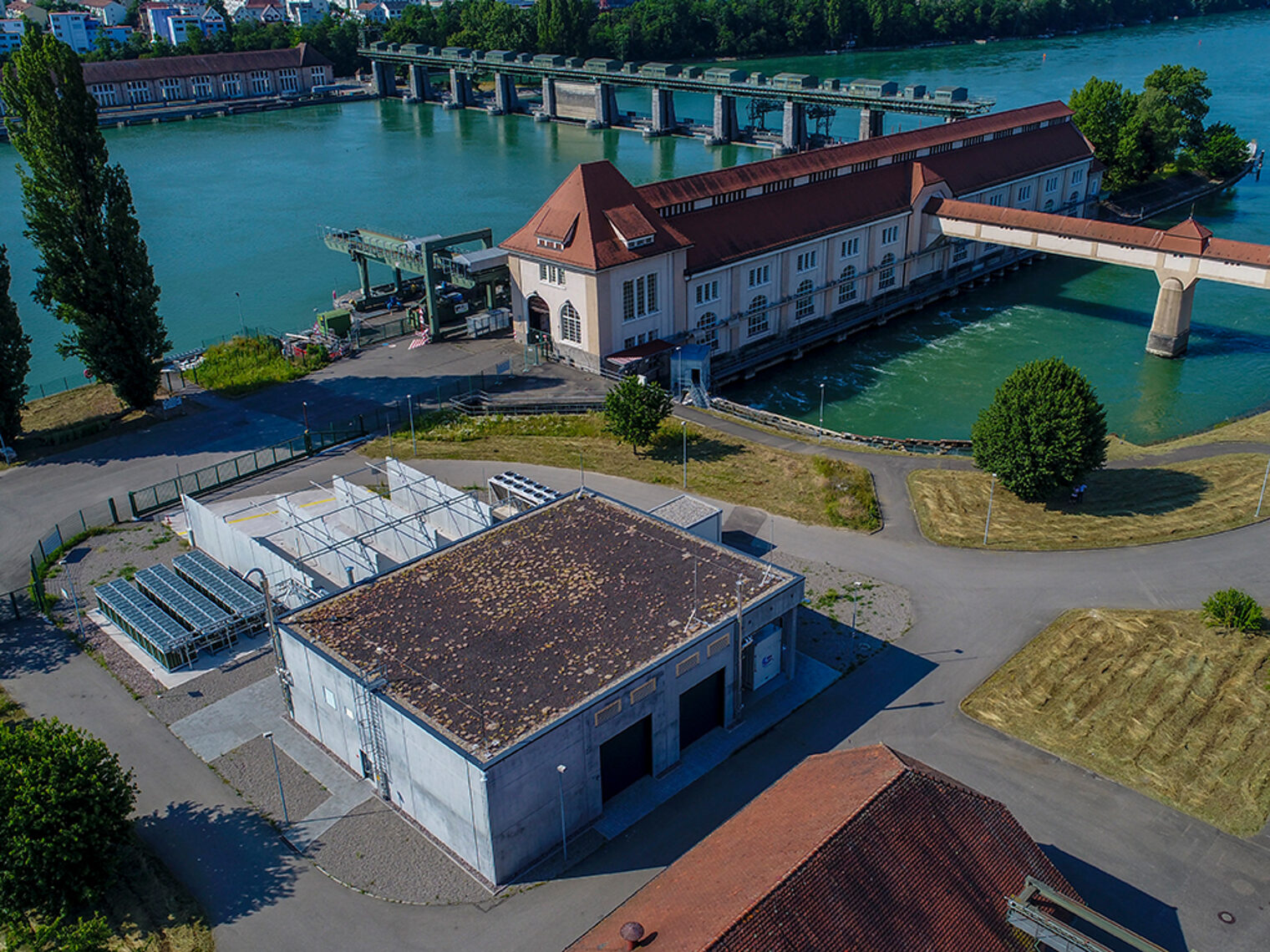 Luftaufnahme des Wasserkraftwerks in Wyhlen.